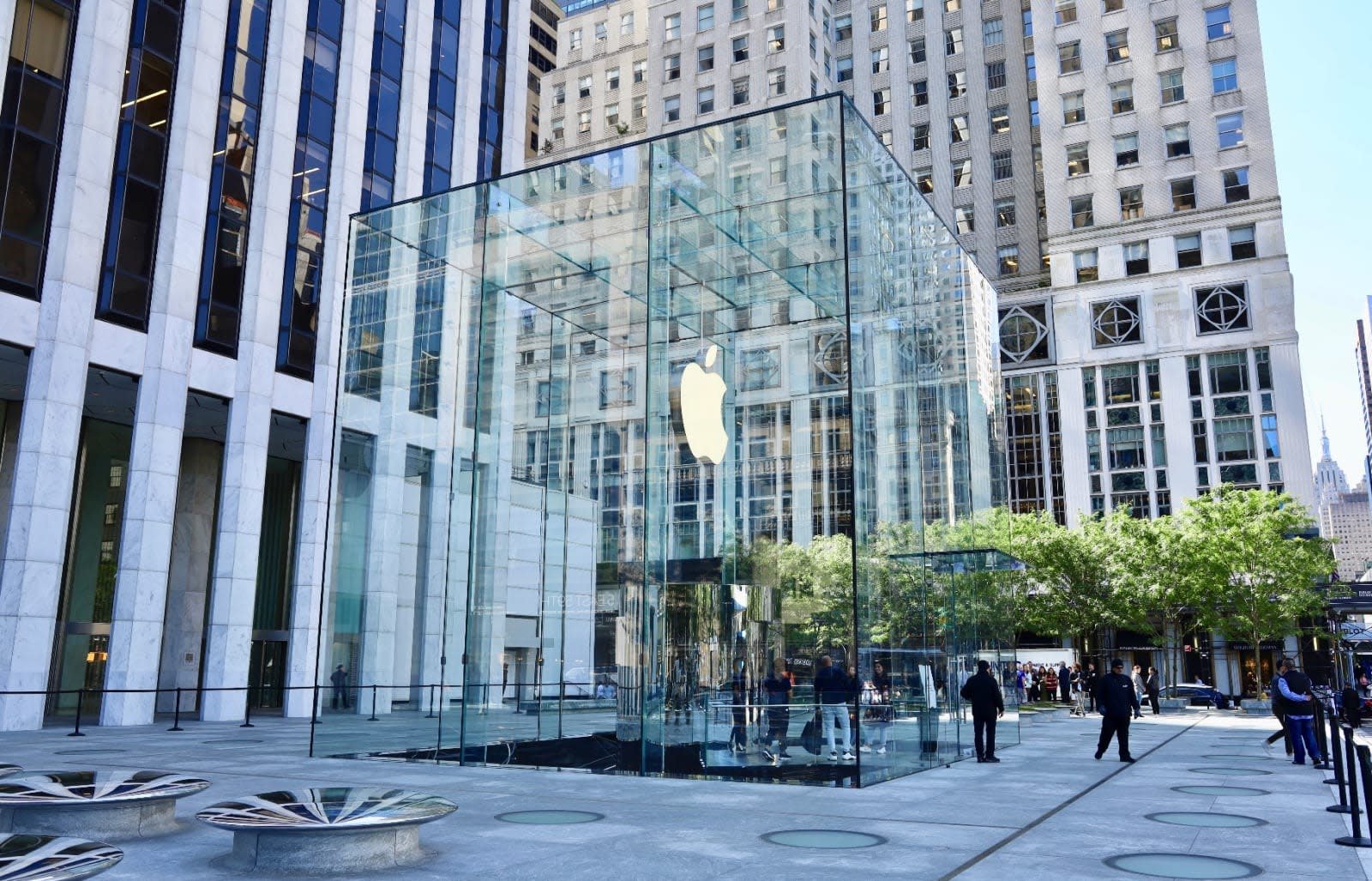 Apple glass cube entrance on Fifth Avenue in New York City